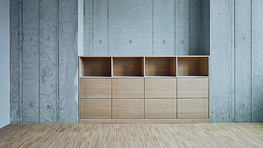 Foto eines Raumes mit einem Einbauschrank und viel Sichtbeton