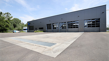 Foto mit Blick auf die Betriebshalle mit großen Rolltoren 