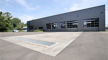 Foto mit Blick auf die Betriebshalle mit großen Rolltoren 