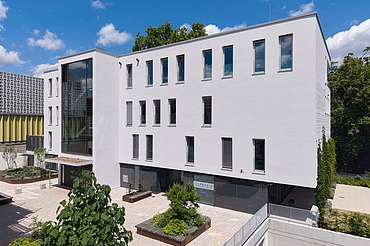Frontalansicht Gebäude mit Vorplatz 