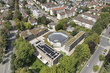Drohnenaufnahme auf 3 Gebäude