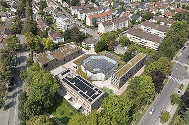 Drohnenaufnahme auf 3 Gebäude
