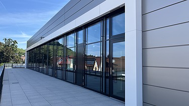 Foto Außenfassade und Vorplatz