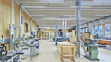 Foto Innenaufnahme Werkstatt mit  Maschinen