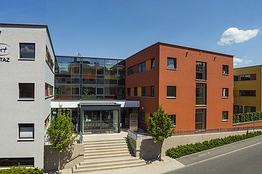 Foto des Eingangsbereichs von der Straße her kommend