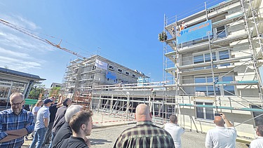 Blick auf ein Gebäude, das eingerüstet ist