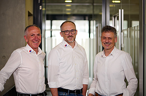 Foto von 3 Männern im weißen Hemd