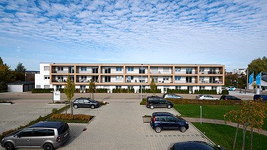 Foto vom Parkplatz aus mit Autos