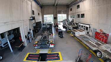 Innenaufnahme Werkstatthalle mit vorhandenen LKWs