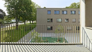 Foto von Balkon aus auf Gebäude