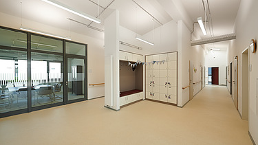 Foto Innenbereich mit Sitznische, Schränken und breitem Flur