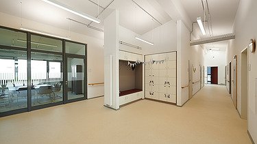 Foto Innenbereich mit Sitznische, Schränken und breitem Flur