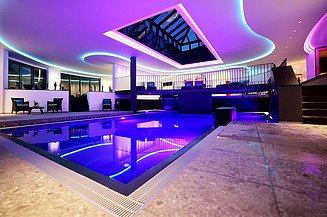 Foto von einem Wellnessbereich mit Pool und moderner Beleuchtung