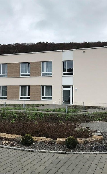 Foto Gebäudeecke mit Straße und Garten