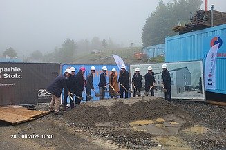 Foto von Menschen, die mit einem Spaten Erde von einem Hügel werfen