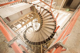 Foto von einer Wendeltreppe im Rohbauzustand