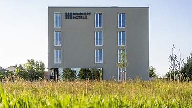 Foto Gebäude mit Wiese 