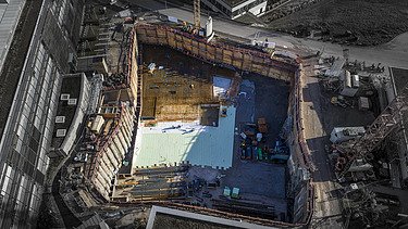 Ansicht von Oben auf die Baugrube, teilweise in schwarz-weiß