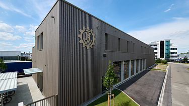 Foto auf Gebäudeecke mit markanter Fassade