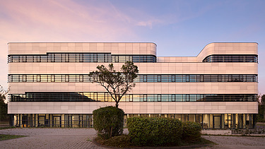 Foto Frontansicht Gebäude mit Sonnenuntergang