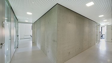 Foto Sichtebtonwänden und Lochdecke