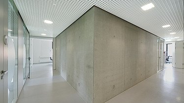 Foto Sichtebtonwänden und Lochdecke