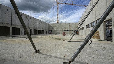 Foto Eingangsbereich mit gepflasterter Fläche