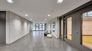 Innenaufnahme Gang Sporthalle mit Sichtbeton