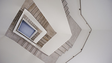 Foto des modernen Treppenhauses von unten 