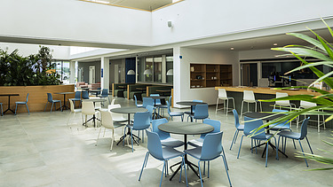 Foto im Innenbereich mit Aufenthaltsmöglichkeiten und Tischen