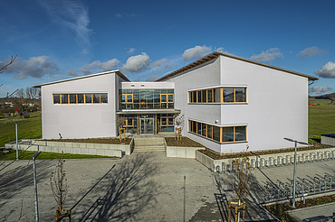 Foto Außenansicht Gebäude mit Eingang und Fahrradstellplätzen