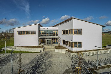 Foto Außenansicht Gebäude mit Eingang und Fahrradstellplätzen