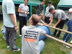 Foto von jungen Menschen, die ein Floß bauen
