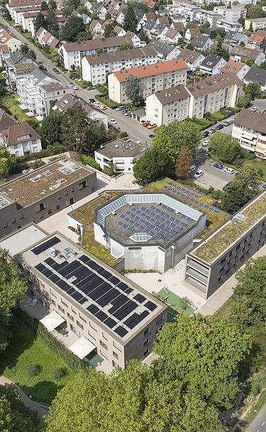 Drohnenaufnahme auf 3 Gebäude