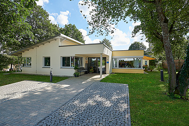 Foto Eingangsbereich mit gepflastertem Weg und grüner Wiese