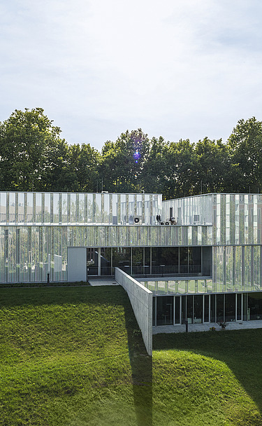 Foto Frontseite Theater mit markanter Fassade in Hanglage