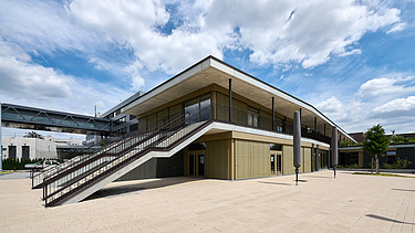 Foto auf breite Außentreppe zum Jugendzentrum