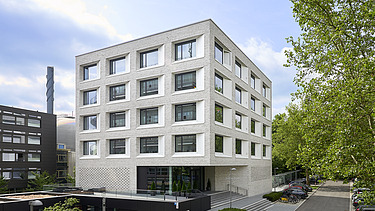 Foto Gebäudeecke mit Eingangsbereich