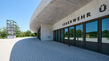 Foto Gebäudefront mit Blick auf Übungsturm
