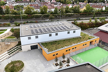 Drohnenaufnahme Sporthalle mit Sportplatz