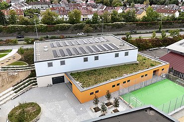 Drohnenaufnahme Sporthalle mit Sportplatz