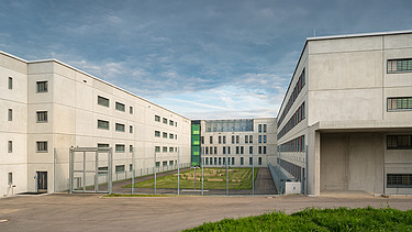 Foto mit Blick in einen Innenhof 