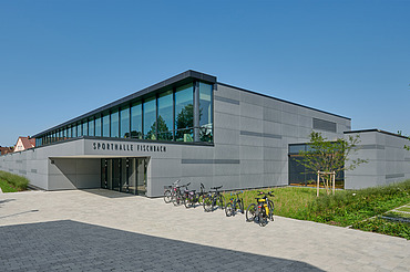 Foto auf Gebäudeecke mit Eingang und Fahrradstellplätzen