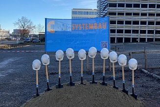 Foto von Spaten, die in einem Erdhügel stecken