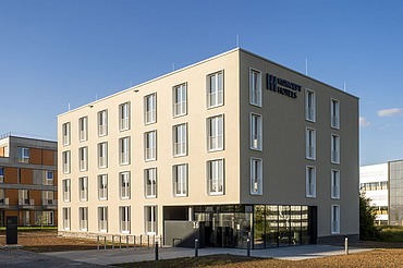 Frontansicht auf das Gebäude