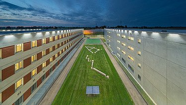 Drohnenaufnahme Innenhof zwischen 2 Gebäuden bei Dämmerung