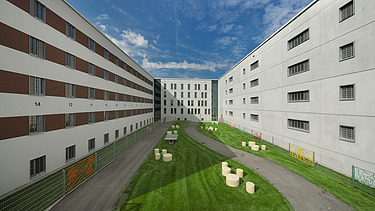 Foto Innenhof zwischen 2 Gebäuden mit Wiese und Sitzgelegenheiten