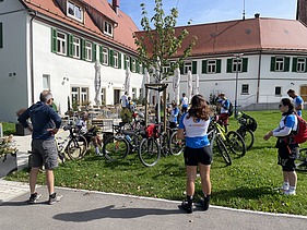 Foto von Menschen mit Fahrrad vor einem Restaurant