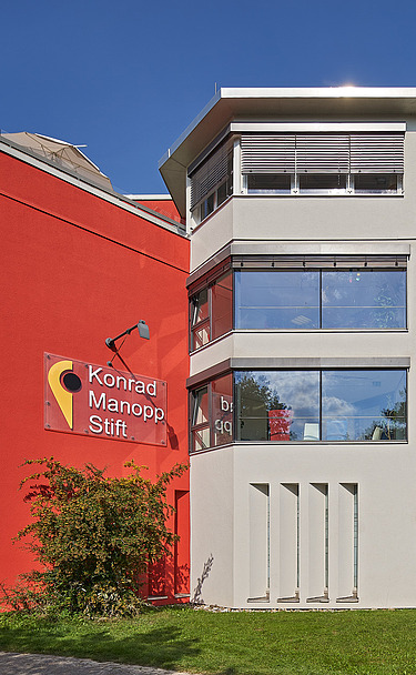 Foto von Gebäude mit Schriftzug der Einrichtung