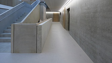 Foto Gang mit Treppen und Sichtbeton